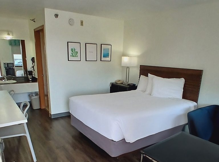 Seven Gables Inn single queen room